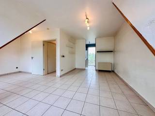 <h3><span>Gezellig 1-slaapkamerappartement met terrasje in Sint-Gillis bij Dendermonde</span></h3><h3><span> </span></h3><p><span>Dit gezellige appartement bevindt zich op de 3de verdieping van een verzorgde residentie met lift. Dankzij de gunstige ligging bevinden de winkelstraat (Brusselsestraat/Potiaulaan), het station van Dendermonde en het stadscentrum zich op wandelafstand.</span></p><h4><span>Indeling</span><span>: </span><span>Inkomhal, lichtrijke woon- en eetkamer, aansluitende keuken met toegang tot het gezellig terrasje, berging/wasplaats, nachthal, badkamer met ligbad/douchemogelijkheid, lavabo en toilet, 1 slaapkamer. </span></h4><h4><span>Er is bovendien de mogelijkheid om een garagebox (nr. 7) in de residentie te huren voor 75/maand.</span></h4><h4><span> </span></h4><h4><span>Extra troeven</span><span>: </span></h4><ul><li><span>Centrale en vlotte ligging </span></li><li><span>Lift aanwezig </span></li><li><span>Interessant als investering of startersappartement </span></li><li><span>EPC-optimalisatie mogelijk: met een beperkte investering van ca. 1.500 à 2.500 voor de installatie van een A+ warmtepomp, kan het appartement volgens simulatie verbeterd worden naar </span><span>EPC-label C</span><span> (</span><span>score 208</span><span>). Simulatie beschikbaar. </span></li></ul><p><span> </span></p><p><span>Ideaal voor jonge starters, alleenstaanden of investeerders. Mogelijke huuropbrengst van 625 + 75 algemene lasten per maand. </span><span>Vrij bij akte!</span></p><p><span> </span></p><p><span>Interesse? Kom snel een kijkje nemen voor het te laat is! T. 052/55.55.55 - <span>info@immotwins.be</span></span><span><br />Bekijk hier ons volledig aanbod: <span>www.immotwins.be</span></span><span>. Wenst u bovendien een gratis en vrijblijvende schatting van uw eigendom? Neem dan gerust contact met ons op!</span></p><p><span> </span></p><p><span> </span></p>