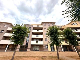 Op het Anne Frankplein, vinden we dit ruim appartement met 2 slaapkamers terug op de 3de verdieping. <br />Het appartement is zeer rustig gelegen in aangename woonomgeving, maar toch bevindt u zich op wandelafstand van het bruisende stadscentrum van Hasselt! <br /><br />Het appartement is ingedeeld als volgt: <br />- Ruime inkomhal<br />- Toilet<br />- Badkamer met ligbad, dubbele wastafel en toilet<br />- 2 Zeer ruime slaapkamers<br />- woonkamer & eetkamer verbonden met het zonnige terras<br />- Geïnstalleerde keuken met oven, keramisch vuur & frigo<br />- Praktische aparte berging met ruimte om een extra diepvries en uw was/droogmachine te plaatsen.<br /><br />Zeer ruime ondergrondse garagebox met ingewerkte kelder met afzonderlijk inkomdeur. <br /><br />De snelste manier om een bezoek te brengen aan deze woning? Vraag je bezoek aan via de roze knop op onze website (www.dewaele.com) en je wordt gecontacteerd door één van onze collega's.<br />Telefonisch kunnen er geen afspraken gemaakt worden. Bij andere vragen kun je ons telefonisch contacteren via 011 30 50 50.<br />Tot binnenkort! <br /><br />