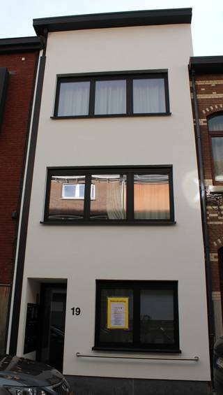 Deze kleinschalige residentie "Den Borgh" heeft 7 ingerichte studio's te midden van de levendige Leuvense binnenstad. De studio bevindt zich op 1ste verdieping en is voorzien van een leefruimte met opklapbed (zonder matras), bureau met bureaustoel, kleerkast, ontbijthoekje met tafel en stoelen, kitchenette met kookplaat, koelkast, vaatwasmachine, combi-oven, ledverlichting, ingewerkte lavabo, badkamer met douche en toilet, Panasonic unit (verwarming/koeling/airco). Het gebouw is tevens voorzien van een gemeenschappelijke berging en fietsenstalling. Beschikbaar vanaf 01/02/2026 . Maandelijkse kosten bedragen € 140. Voor meer informatie en/of het maken van een afspraak: patrik@ampvastgoed.be en/of 0465/00.40.45 of 0465.00.40.44 ga gerust ook een kijkje nemen op onze website ; www.ampvastgoed.be 