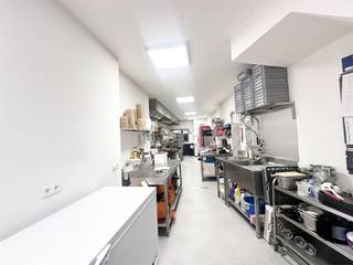 Multifunctioneel handelsgelijkvloers, ev. mogelijk voor horeca (opp. ca. 100 m²). <br />Dit pand is gelegen in de gekende Gentsestraat, naast ‘DELUXE BURGER’. <br />Een degelijk horeca concept is mogelijk (afhaalraam reeds aanwezig). <br />Het pand bestaat uit een open commerciële ruimte (actuele keuken gaat weg), sanitair, een sociale ruimte en een compacte buitenruimte. <br />De maandelijkse huurprijs bedraagt 895 euro + 100 euro EWG. <br />Beschikbaar: onmiddellijk. <br /><br />Benieuwd naar dit bedrijfsvastgoed te huur regio Aalst? <br />Contacteer info@immodelestre.be of 054 33 62 52. <br />www.immodelestre.be<br />