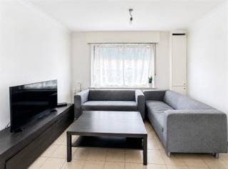 Welkom in de Koningin Astridlaan 46 te Harelbeke, een woning met een solide basis en bijzonder veel potentieel, gelegen in de rustige en aangename Arendswijk. Deze woning is ideaal voor wie op zoek is naar een betaalbare eigendom die naar eigen smaak verder opgefrist of gerenoveerd kan worden.De woning beschikt over 3 slaapkamers en biedt een praktische indeling met voldoende mogelijkheden voor wie comfortabel wil wonen, investeren of stap voor stap wil renoveren. Dankzij de conforme elektriciteit is alvast een belangrijke technische troef aanwezig. Met een EPC-label D is er geen renovatieverplichting van toepassing!De woning is momenteel verhuurd. Conform de geldende opzegmogelijkheden dient de bestaande huurovereenkomst bij aankoop te worden opgezegd indien de koper de woning zelf wenst te betrekken of hierover anders wenst te beschikken. De grootste troef bevindt zich achteraan het perceel: een recent geplaatste dubbele garage. Deze ruime en praktische garage biedt heel wat mogelijkheden, zowel voor particulier gebruik als voor zelfstandigen, hobbyisten of kopers die tijdens renovatiewerken extra opslag- of werkruimte wensen. Door de hoogte van ca. 2,75 m is de garage bovendien bijzonder interessant voor wie hogere voertuigen, materiaal of gereedschap veilig wil stallen.Kortom, Koningin Astridlaan 46 is een woning met een sterke basis, conforme elektriciteit, 3 slaapkamers en vooral een uitzonderlijk praktische dubbele garage achteraan. Een mooie kans voor wie op zoek is naar een woning met potentieel op een rustige locatie in Harelbeke.Voor meer info of een bezoek mail naar info@property-vastgoed.be of bel 056 96 08 00.