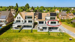 <p><span>Kwalitatief nieuwbouw appartement in het centrum van Kortessem</span><span><br /><br />Residentie Van Bellis is centraal gelegen in het centrum van Kortessem en combineert een uitstekende <br />bereikbaarheid met een rustig, groen vergezicht aan de achterzijde van het project. Een ideale <br />balans tussen dorpsleven en wooncomfort.<br /><br />Het kleinschalige nieuwbouwproject bestaat uit slechts 5 appartementen per blok en onderscheidt zich <br />door zijn hoogwaardige afwerkingsgraad. Het appartement is gelegen op de eerste verdieping en <br />het gebouw beschikt uiteraard over een lift.<br /><br />De indeling omvat een inkomhal met apart toilet, een ruime en lichtrijke leefruimte met geïntegreerd <br />keukengedeelte en aansluitende berging. Vanuit de leefruimte heeft u toegang tot het rustig gelegen <br />terras aan de achterzijde, met zicht op het groene landschap. <br />Verder beschikt het appartement over 2 slaapkamers en een badkamer.<br /><br />Voor het verwarmingssysteem werd gekozen voor een energiezuinige warmtepomp, <br />wat bijdraagt aan het lage energieverbruik en het hedendaagse wooncomfort.<br /><br />Een belangrijk pluspunt is dat de koper de laatste afwerkingsmaterialen naar eigen smaak kan kiezen. <br />Zo kunnen de keuken en badkamer naar persoonlijke voorkeur worden ingericht.<br /><br />Onder de gebouwen bevindt zich een ruime gemeenschappelijke kelder, met autostaanplaatsen, <br />private kelderbergingen en een praktische afvalberging.<br /><br />In de prijs zijn bovendien 2 autostaanplaatsen en een private kelderberging inbegrepen.<br /><br />Bel ons voor een bezoek ter plaatse: 012 26 22 05</span></p>