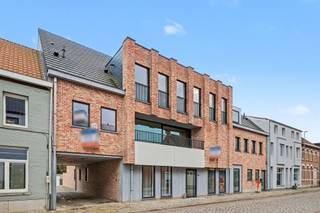 Nieuwbouwappartement met 1 slaapkamer en garage! Dit betreft een volledig afgewerkt & geschilderd nieuwbouwappartement dat klaar is voor eerste...