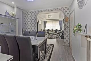 <p><span>Ben je op zoek naar een ruim en comfortabel appartement op het gelijkvloers in een klein en rustig gebouw? Dit instapklare appartement biedt veel licht, luxe en buitenruimte, een zeldzame combinatie!</span></p><p><span> </span></p><p><span>Indeling:</span></p><p><span>Ruime inkomhall</span></p><p><span>Lichtrijke living met grote raampartijen aan de straatkant</span></p><p><span>Aparte eetkamer voor gezellige diners</span></p><p><span>Volledig ingerichte keuken in tijdloze witte afwerking, met alle comfort en een ontbijthoek (nieuw van 2015)</span></p><p><span>Toegang tot de tuin met overdekt terras. Hier geniet je het hele jaar door van de buitenlucht!</span></p><p><span>Drie slaapkamers</span></p><p><span>Luxueuze badkamer met inloopdouche (nieuw van 2015)</span></p><p><span>Berging, kelder en garage inbegrepen</span></p><p><span> </span></p><p><span>Bijzonderheden:</span></p><p><span>EPC Energielabel C - 264 kwh/(m² jaar)</span></p><p><span>Geen renovatieplicht.</span></p><p><span>Het appartement is asbestveilig</span></p><p><span>CV op gas</span></p><p><span>Overal dubbele beglazing met PVC kader (nieuw van 2015) en overal elektrische rolluiken</span></p><p><span>Vaste kosten:  72/maand (inbegrepen: water, blokpolis, syndicus)</span></p><p><span>P-score: B</span></p><p><span>G-score: B</span></p>