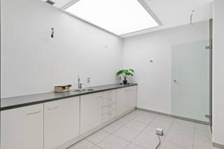 Espace de bureau / rez-de-chaussée commercial avec diverses possibilités, idéalement situé dans le centre du village rural de...