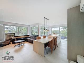 Dit schitterende 2 SLPK appartement is gelegen op de eerste verdieping van de residentie THE WAVES SAND. De residentie staat gekend om zijn architectuur en duurzaamheid. Het appartement beschikt over een ruime woonkamer met aansluitend de ruime open keuken voorzien van een marmerlook-werkblad. Via de keuken is er toegang tot het riante terras. Verder zijn er 2 ruime slaapkamers, ruime berging met alle aansluitingen en technieken. De badkamer beschikt over een inloopdouche en een bad en er is een afzonderlijk toilet. Het appartement beschikt over airco, ventilatie,.. Mede door de gunstige epc, nieuwe leidingen en elektriciteit is dit een uitermate goede investering. Er hoort tevens een berging bij het appartement en er is de mogelijkheid om een garage bij te kopen (69.000EUR) .