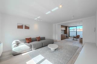 Ce magnifique appartement en duplex à vendre est situé au deuxième étage de la « Villa Sidonie », le long de la Nieuwpoortsesteenweg à Ostende. Le bâtiment a fait l'objet d'une rénovation complète, vous permettant de profiter de techniques modernes et d'une finition de haute qualité alliée au charme d'une maison de maître.<br /><br />Disposition :<br />* Deuxième étage : <br />- hall d'entrée<br />- toilettes séparées avec lave-mains<br />- espace de vie lumineux <br />- cuisine ouverte avec tout le confort (induction, évier, réfrigérateur, congélateur, four, micro-ondes et lave-vaisselle)<br />- terrasse<br /><br />* Deuxième étage : <br />- salle de nuit<br />- salle de bain équipée d'un meuble de toilette, d'une douche à l'italienne à effet pluie et de toilettes<br />- chambre 1 (13m²)<br />- chambre 2 (12m²)<br /><br />De plus, vous disposez d'un abri privé au sous-sol (18 m²) avec un raccordement pour machine à laver et vous pouvez utiliser le local à vélos commun. <br /><br />Avantages : <br />- 2 chambres complètes <br />- rénovation totale<br />- petit bâtiment (seulement 2 entités sans ascenseur)<br />- EPC très favorable (label B)<br />- résistant à l'amiante<br />- matériaux de qualité <br />- inspection électrique positive<br /><br />Vous recherchez un appartement magnifiquement rénové à vendre ? Appelez-nous bientôt pour une visite sur place !<br /><br />Ces visualisations basées sur l'IA sont destinées à inspirer. Les spécifications techniques, les réglementations d'urbanisme ou les possibilités concrètes de réalisation n'ont pas été prises en compte.<br /><br />Registre des mesures: en cours de demande