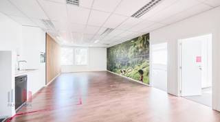 <strong>411 m²</strong> stijlvolle<strong> kantoorruimte </strong>te huur (en te koop).<br />Uitstekend gelegen vlak bij de <strong>R0 </strong>op- en afrit Groot-Bijgaarden met een vlotte verbinding naar het knooppunt met de<strong> E40</strong>. Tevens vlot bereikbaar met het openbaar vervoer (bus, tram en trein): station Sint-Agatha-Berchem ligt op 200 m. <br /><br />De kantoorruimte is gelegen op de tweede verdieping en omvat vergaderzalen, een meetingsruimte voor one-to-one gesprekken, eetruimte met kitchenette en moderne sanitaire voorzieningen,<br /><br />Het kantoor maakt deel uit van het “<strong>Inter Access Park</strong>” en biedt een professionele, comfortabele werkomgeving. Het gebouw is uitgerust met liften, toegangscontrole en een brandalarm. <br /><br />Er is ruime parkeergelegenheid voorzien, met de mogelijkheid tot aankoop.<br />Daarnaast zijn ook andere oppervlaktes beschikbaar, van<strong> 383 m² tot 2.780 m²</strong>, zowel te koop als te huur.<br /><br />Dankzij de ligging in een levendige buurt geniet u bovendien van een ruim aanbod aan winkels en eetgelegenheden in de directe omgeving, ideaal voor zowel medewerkers als bezoekers.<br /><br />Contacteer <strong>PANORAMA B2B</strong> voor meer informatie, plannen of een vrijblijvend plaatsbezoek via <strong>0477 09 00 09.</strong>