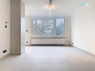 Instapklaar wonen in Oostende – Volledig gerenoveerd 2-slaapkamerappartement met garage en kelderberging<br /><br />Op zoek naar een zorgeloos en comfortabel appartement aan de Belgische kust? <br />Dit volledig gerenoveerd appartement te Oostende combineert modern wooncomfort met een uitstekende ligging.<br /><br />Bij het binnenkomen word je verwelkomd in een lichtrijke leefruimte. <br />De open keuken is volledig uitgerust en sluit naadloos aan bij de woonkamer – ideaal voor gezellige avonden met familie en vrienden.<br /><br />Het appartement beschikt over twee volwaardige slaapkamers, perfect als hoofdslaapkamer, kinderkamer, bureau of hobbyruimte. <br />De stijlvolle badkamer is modern ingericht en voorzien van kwalitatieve sanitaire voorzieningen.<br /><br />Extra troeven:<br /><br />- EPC klasse B<br />- Volledig gerenoveerd<br />- Privatieve kelderberging<br />- Gesloten garage inbegrepen<br />- Centrale en vlot bereikbare ligging<br /><br />Dankzij de bijhorende garage hoef je nooit te zoeken naar parkeerplaats, en de kelderberging biedt extra opslagruimte.<br /><br />Gelegen in een aangename buurt in Oostende, dichtbij winkels, openbaar vervoer en op korte afstand van zee en strand, is dit appartement ideaal als vaste woonst, tweede verblijf of investering.<br /><br />Interesse? Contacteer ons vandaag nog voor een bezoek en ontdek zelf de charme van dit prachtige appartement.