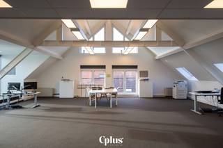 Bent u op zoek naar de ideale werkruimte op een toplocatie? Deze moderne commerciële ruimte langs de Kortrijkse Steenweg biedt...