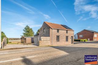 Instapklare woning met vergunde / ruime loods / werkplaats geschikt voor meerdere doeleinden.Deze woning is geschikt voor beginnende / kleine...