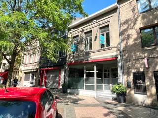 Hospitality business in the center of Ronse, with an apartment and studio. This building offers numerous options. On the ground floor, you'll find the restaurant area and the professional kitchen. The rear section includes a restroom, a bedroom with an open shower, and a space that can serve various purposes. There is also a large storage room and a small courtyard. From the spacious night hall on the first floor, you can access three bedrooms and a shower room with a toilet. The second floor features a loft that includes a living area, sleeping area, bathroom (with a bath, shower, and toilet), and a mezzanine. There is also a basement.