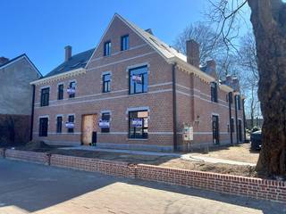 Fase 2: In een klein nieuw appartementsgebouw in bouwstijl aansluitend bij de eclectische villa,  worden 5 appartementen afgewerkt. <br />Op de eerste verdieping rechts vinden we dit gezellige appartement met 2 slaapkamers en terras dat wordt afgewerkt met kwaliteitsvol materiaal.<br />De gang voert ons naar een ruime, lichte gezellige woon- eetkamer en open keuken. Het terras is bereikbaar vanuit de woonkamer en biedt uitzicht op het majestueuze bomenbestand van de parktuin. Beide lichte slaapkamers en de tussenliggende badkamer vervolledigen het appartement.Een handige bergplaats biedt ruimte voor de hedendaagse technieken.<br />Vloerverwarming door middel van warmtepomp, zonnepanelen en verluchtingsmodule zorgen voor een aangenaam binnenklimaat. Elk appartement in dit gebouw beschikt over een ruime privatieve kelderberging bereikbaar via trap of lift.<br />Het gebouw werd perfect geïntegreerd in een prachtige (her)aangelegde parktuin met wadi waarvan alle bewoners in het project het genot hebben. De gemeenschappelijke parkeergarage bevindt zich onder het naastliggende gebouw (minimaal 1 autostaanplaats verplicht aan te kopen, niet inbegrepen in verkoopprijs appartement). Een makkelijk bereikbare bovengrondse gemeenschappelijke fietsen- en afvalberging vervolledigen het geboden comfort voor de bewoners. <br />In de vormgeving van zowel gevels als interieur, wordt extra aandacht besteed aan een stijlvolle en tijdloze, duurzame afwerking.<br />Voor verdere informatie kan u ons steeds bereiken op 0473/45.77.37 of via mail info@batimmo-vastgoed.be<br /> 