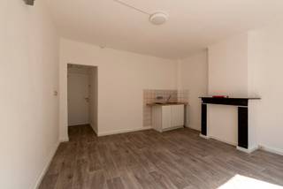 ENKEL VOOR STUDENTEN!<br /><br />Studentenkamer op top locatie!<br />In het midden van de studentenbuurt tussen de campussen van de UA en de Ossemarkt vinden we deze net gerenoveerde studentenkamer.<br /><br />De kamer zelf is gelegen op de tweede verdieping en beschikt over een eigen keuken.<br />De douche en het toilet zijn op de gang en worden gedeeld met drie andere studenten.<br /><br />De maandelijkse lasten zijn 90 euro incl water, verwarming, elektriciteit, afvalverwerking en internet.<br /><br />EPC B<br /><br />ENKEL VOOR STUDENTEN!<br /><br />ENKEL VOOR STUDENTEN!