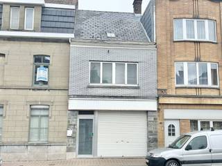 Maison de rangée À RÉNOVER avec dépendances et jardin comprenant un salon, une salle à manger, une cuisine, débarras, wc, salle de bain au rez...