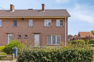 Welkom in deze charmante, energiezuinige driegevelwoning te Buizingen. Je wordt verwelkomd in de ruime inkomhal met een apart toilet, die leidt...