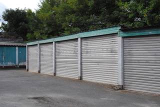 Investeringsopportuniteit: garagecomplex met 22 verhuurde garageboxen in Geraardsbergen
Bent u op zoek naar een zorgeloze vastgoedinvestering met een onmiddellijk rendement? Dan is dit garagecomplex met 22 garageboxen aan de Oudenaardsestraat 70 in Geraardsbergen een uitstekende opportuniteit!
Het geheel bevindt zich op een perceel van circa 991 m² en bestaat uit 22 garageboxen die momenteel allemaal verhuurd zijn. Hierdoor geniet u als investeerder vanaf dag één van een bestaande en stabiele huuropbrengst. De garageboxen variëren tussen ongeveer 18m² en 26m² nuttige oppervlakte. Gemiddeld geschikt voor een standaard personenwagen.
Dankzij de strategische ligging nabij het station, het stadscentrum en belangrijke verbindingswegen richting Gent, Brakel, Oudenaarde en Lessen blijft de vraag naar garage- en opslagruimte in deze omgeving bijzonder groot. De schaarste aan beschikbare garageboxen in de regio versterkt bovendien het aantrekkelijke investeringspotentieel.
Het complex is bereikbaar via een private inrit en beschikt over voldoende manoeuvreerruimte. De garageboxen zijn geschikt voor de stalling van een standaard personenwagen. De daken werden reeds vernieuwd en het geheel verkeert in een degelijke staat van onderhoud.
Bovendien beschikt het complex over een asbestveilig attest, waarbij geen asbestmaterialen werden vastgesteld.
Deze eigendom vormt een ideale investering voor particulieren, vastgoedinvesteerders of vennootschappen die hun vastgoedportefeuille wensen uit te breiden met een rendabel en eenvoudig beheerbaar vastgoedproduct.
Troeven:
-22 garageboxen
-Alle garageboxen zijn verhuurd
- Maandelijkse huurinkomen : 1130 EUR/ maand (mogelijkheid verhoging huurprijzen)
-Onmiddellijke huuropbrengst
-Geschikt voor standaard personenwagens
-Centrale ligging nabij station en stadscentrum
-Vlotte bereikbaarheid via N42 en N8
-Vernieuwde daken
-Asbestveilig attest beschikbaar
-Interessant investerings- en verhuurpotentieel
Interesse in deze rendabele investering? Neem vandaag nog contact op met CasaVista Vastgoedkantoor voor meer informatie of een bezoek ter plaatse.