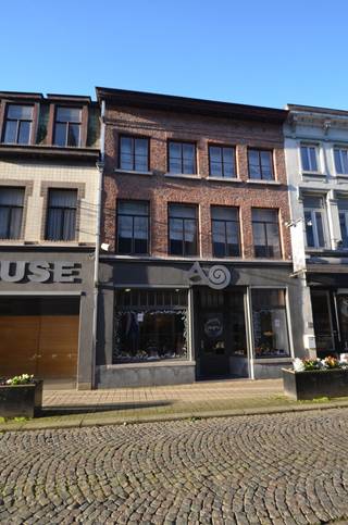 In winkelstraat centrum Lokeren: handelshuis met karakteristieke voorgevel op 343 m2 grond, bestaande uit een winkelruimte vooraan en achteraan, een patio met doorgang naar het achterliggend atelier, waarachter zich een mooie stadstuin bevindt - boven: volledig te renoveren bovenruimte, geschikt voor bewoning en bestaande uit 2 verdiepingen en een zolderruimte.