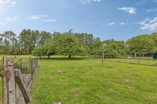 <p>Op een prachtige landelijke ligging in Aspelare bevindt zich deze <strong>gelijkvloerse woning</strong> boordevol potentieel op een ruim perceel van <strong>20 a 20 ca </strong>met <strong>open zicht op het groen</strong>. Deze eigendom is een unieke opportuniteit voor wie op zoek is naar rust, ruimte en tal van mogelijkheden. Dankzij de aanwezige <strong>opslagruimte</strong> is dit pand ideaal voor zelfstandigen, hobbyisten of mensen die nood hebben aan extra stockageruimte. Bovendien biedt het perceel ook interessante ontwikkelingsmogelijkheden: mits afbraak van de bestaande woning en het bekomen van de nodige verkavelingsvergunning, kunnen hier mogelijk <strong>drie bouwgronden</strong> voor halfopen bebouwing gerealiseerd worden. De woning omvat op het gelijkvloers een inkomhal, gezellige living, keuken, veranda met uitzicht op de tuin, slaapkamer, bureau, badkamer, toilet en garage. Het ruime zolderverdiep biedt de mogelijkheid om nog twee tot drie extra slaapkamers te creëren. Daarnaast is er een afzonderlijk schuurtje aanwezig dat perfect kan dienen als opslagplaats of werkruimte. Buiten geniet men van een voortuin, ruime oprit en een diepe tuin waar men volledig tot rust komt met prachtig uitzicht over de <strong>omliggende velden</strong>. Een eigendom met enorm veel potentieel op een uitzonderlijk rustige locatie.</p>