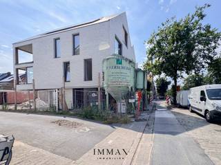Deze moderne kantoorruimte van 103 m² geniet van een uiterst centrale en commerciële ligging aan de stadsrand van Brugge, op een goed zichtbare locatie met een vlotte bereikbaarheid. Dankzij de prominente ligging en de ruime glaspartijen aan de straatzijde biedt het pand een uitstekende visibiliteit, wat zorgt voor een professionele uitstraling en een sterke aanwezigheid voor uw onderneming.<br /><br />De kantoorruimte wordt casco opgeleverd, waardoor u als huurder de unieke mogelijkheid krijgt om de inrichting volledig af te stemmen op de specifieke behoeften en activiteiten van uw bedrijf. Zo creëert u een werkomgeving die perfect aansluit bij uw organisatie, met maximale flexibiliteit op het vlak van indeling en afwerking. Bovendien beschikt het kantoor over een eigen, afzonderlijke toegang, wat bijdraagt aan de zelfstandigheid en professionele uitstraling van het pand.<br /><br />Aan de voorzijde van het gebouw zijn drie fietsstaanplaatsen voorzien, terwijl achteraan een gemeenschappelijke fietsenberging en afvalberging ter beschikking staan. Voor medewerkers en bezoekers is er bovendien ruime parkeergelegenheid voorzien achter het gebouw. Aan deze kantoorruimte worden 3 private parkeerplaatsen toegewezen, die kunnen worden bijgehuurd.<br /><br />Deze aantrekkelijke kantoorruimte combineert een uitstekende ligging, optimale zichtbaarheid en een flexibele invulling, waardoor ze de ideale uitvalsbasis vormt voor ondernemingen die op zoek zijn naar een professionele en toekomstgerichte werkomgeving in de regio Brugge. Het pand is beschikbaar vanaf oplevering.<br /><br />Huurprijs: € 1.850/maand, exclusief de parkeerplaatsen. <br />De toegewezen parkeerplaatsen kunnen worden gehuurd aan € 50 per maand per plaats.