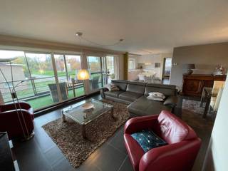 <p>Dit prachtig appartement is gelegen op de eerste verdieping, te bereiken via de lift of trap. <br /><br />Je komt binnen in de inkomhal, via een moderne glazendeur betreed je in de leefruimte of via de deur recht kan je naar het gastentoilet. <br />De leefruimte geniet veel natuurlijke lichtinval dankzij de grote ramen, ook is ze nog eens ruim genoeg voor een zithoek en een eetkamer verder beschikt deze over een Airco. Aangrenzend de leefruimte heb je het overdekte terras, dit prachtige terras is langs buiten ook afsluitbaar, en is dus het hele jaar door te gebruiken. <br /><br />De keuken is uitgerust met een vaatwasser, keramische kookplaat, combi-oven en een koelkast. <br /><br />Er zijn 2 ruime slaapkamers aanwezig. De badkamer is met dubbele lavabo, douche, en een toilet. <br /><br />Verder beschik je nog over een ondergrondse parking en afsluitbare berging. <br /><br />Beschikbaar vanaf 1/11/2026<br /><br />Heb je interesse? Vraag uw bezoek aan via onze website https://www.immovl.be/te-huur/list en druk op de knop '<strong>IK WENS EEN BEZOEK</strong>'.</p>