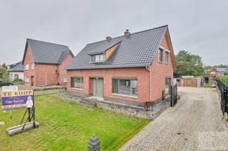 Op zoek naar een ruime woning met een grote tuin en tal van mogelijkheden? Deze recent gerenoveerde woning, gelegen aan de Balendijk 104, biedt een bewoonbare oppervlakte van ca. 180 m² op een prachtig perceel van maar liefst 1.155 m².<br /><br />De woning werd recent vernieuwd, met onder andere een nieuw dak en nieuwe ramen, waardoor je kan genieten van een vernieuwde basis en een aangenaam wooncomfort.<br /><br />Op het gelijkvloers kom je binnen via de inkomhal, met aansluitend een apart gastentoilet. Verder vind je hier de ruime woonkamer met eetkamer en de keuken. De badkamer op deze verdieping is uitgerust met een douche. Daarnaast beschikt het gelijkvloers over een praktische wasplaats en achter inkom.<br /><br />Op de eerste verdieping bevinden zich drie volwaardige slaapkamers en een tweede badkamer met ligbad en toilet. Dit maakt de woning bijzonder geschikt voor gezinnen die op zoek zijn naar ruimte en comfort.<br /><br />Ook buiten heeft deze woning heel wat te bieden. De ruime tuin biedt tal van mogelijkheden om een gezellige buitenruimte te creëren, een speelzone voor kinderen aan te leggen of de tuin verder naar eigen smaak in te richten.<br /><br />Troeven op een rij:<br />Perceeloppervlakte van 1.155 m²<br />Bewoonbare oppervlakte van ca. 180 m²<br />Recent gerenoveerde woning<br />Nieuw dak en nieuwe ramen<br />3 slaapkamers<br />2 badkamers<br />Praktische wasplaats <br />Ruime tuin met tal van mogelijkheden<br /><br />voor meer info of een vrijblijvende bezichtiging neem contact met ons op. 