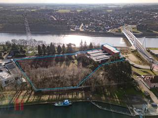 New custom-built industrial property for sale on a 11,200 m² plot in Herentals.Exceptionally located along the Albert Canal, just 270 m from the busy...