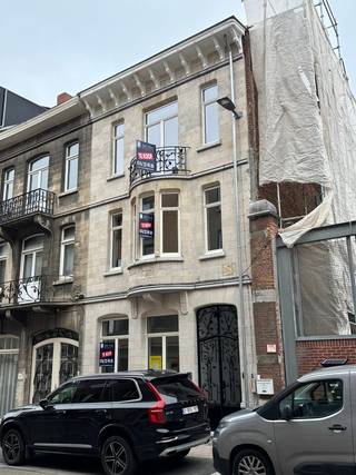 Deze karaktervolle studentenkamer is net klaar en is gelegen op een TOP-locatie in het centrum van Leuven, tussen het Centraal Station en het...