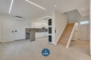 MODERN GERENOVEERDE GEZINSWONING MET 5 SLPKS + 2 BADKAMERS TE LANAKEN ! <br /><br />We vinden deze halfopen bebouwing met een bewoonbare oppervlakte van 257 m² terug op een perceel van 2a 06ca in Lanaken. <br /><br />Voor meer informatie, neem zeker een kijkje op onze website via de volgende link:<br />https://www.sterkvastgoedmakelaars.be/detail/te-koop-woning-lanaken/7583757?dosearch=True&flowstatus=ForSale,ForSaleReserved,ForSaleWithBid,ToCompleteForSale,SoldUnderReserve,Sold&pageindex=1&pagesize=12&searchpage=ForSale&sortdirection=DESC&sortfield=pub_flowstatus&transactiontype=Sale
