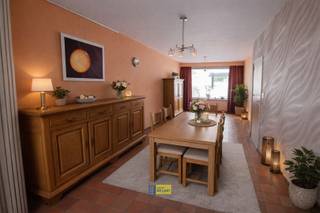 <p><span>Zeer degelijke en goed ingedeelde gezinswoning met 4 ruime slaapkamers gelegen in hartje Schoten nabij winkels en park Vordenstein.</span></p><p><span>De woning is doorheen de jaren goed onderhouden en is mits wat opfrissing werken instapklaar.</span></p><p><span>Verder is hier alle hedendaags comfort voorzien van een ingerichte, open keuken tot een gerenoveerde badkamer met inloopdouche en kan men hier genieten van de westelijk georiënteerde tuin met berging.</span></p><p><span>Boek dus snel uw afspraak en kom zeker niet TE LAET!</span></p>