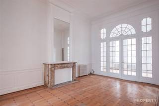 Gelegen in het hart van Kortrijk, biedt dit indrukwekkende kantoorpand een royale bruikbare oppervlakte van 228.35 m². Het historische karakter van het gebouw wordt op elegante wijze gecombineerd met moderne functionaliteiten, waardoor het een ideale werkplek is.Bij binnenkomst valt meteen de ruime en goed verlichte receptie op, perfect om gasten te ontvangen. De majestueuze houten trappen geven het interieur een klassieke uitstraling en leiden naar verschillende kantoorruimtes. Deze ruimtes zijn voorzien van hoge plafonds en grote ramen, wat zorgt voor een aangename en lichte werksfeer.Het pand beschikt over meerdere stijlvolle vergaderruimtes, elk met een uniek karakter. De parketvloeren en verfijnde afwerking benadrukken de kwaliteit en klasse van het gebouw. Daarnaast zijn er voldoende sanitaire voorzieningen aanwezig voor het comfort van uw team en bezoekers.Dankzij zijn centrale ligging in Kortrijk is het pand uitstekend bereikbaar, zowel met de auto als met het openbaar vervoer. Diverse parkeermogelijkheden in de nabijheid maken het extra toegankelijk.Dit pand is de perfecte keuze voor bedrijven die op zoek zijn naar een prestigieuze locatie met een authentieke uitstraling. Mis deze unieke kans niet om uw bedrijf naar een hoger niveau te tillen in een van de meest opmerkelijke kantoorgebouwen van Kortrijk.