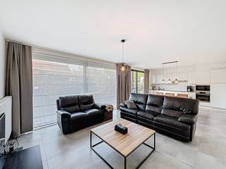 Op zoek naar een moderne, instapklare huurwoning met voldoende ruimte en comfort? Deze prachtige nieuwbouwwoning in het rustige Boezinge combineert een praktische indeling met hedendaags wooncomfort.<br /><br />De woning beschikt over 3 slaapkamers, 2 badkamers, een ruime leefruimte met open keuken, een carport en een tuintje met terras. De woning is volledig geschilderd en de gordijnen zijn reeds aanwezig, waardoor je meteen van een aangename woonomgeving kunt genieten.<br /><br />INDELING<br />Gelijkvloers: <br />- inkom met apart toilet (12 m²) <br />- ruime living met open keuken (37 m²) voorzien van vaatwas, frigo, inductiekookplaat, dampkap, oven, microgolf en ingemaakte kasten - berging met aansluiting voor de wasmachine <br />- gelijkvloerse slaapkamer (14 m²) <br />- badkamer voorzien van inloopdouche, toilet en lavabo. <br /><br />Verdiep +1: <br />- 2 slaapkamers (13 + 13 m²) <br />- badkamer 2 voorzien van lavabo, douche en toilet. <br /><br />Buiten: <br />- carport <br />- tuintje met terras. <br /><br />Ben je geïnteresseerd in dit pand te huur in Ieper? Surf dan naar de website www.dewaele.com, klik op de rode knop 'Bezoek aanvragen' en vul het huurdersprofiel in. Daarna nemen we contact op voor een bezoek<br /><br />
