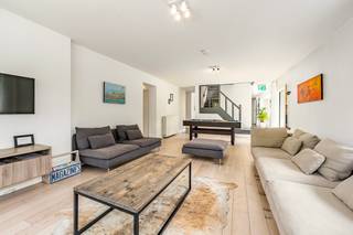 <p><strong>Oostduinkerke – Exclusieve villa in gegeerde villawijk</strong></p>
<p>In een rustige en gegeerde villawijk in Oostduinkerke bevindt zich deze stijlvolle vrijstaande villa op een mooi perceel. Met een bewoonbare oppervlakte van <strong>318 m²</strong> biedt deze eigendom alle ruimte voor comfortabel wonen, een tweede verblijf aan zee of de combinatie van wonen en werken.</p>
<p>De villa beschikt over een lichtrijke leefruimte, een volledig uitgeruste keuken, <strong>7 slaapkamers en 4 badkamers.</strong> Dankzij de doordachte indeling geniet u van maximale flexibiliteit en tal van gebruiksmogelijkheden.</p>
<p><strong>Troeven</strong></p>
<ul><li>Rustige ligging in een gegeerde villawijk</li><li>Instapklaar en kwalitatief afgewerkt</li><li>318 m² bewoonbare oppervlakte</li><li>7 slaapkamers en 4 badkamers</li><li>EPC B</li><li>Veel privacy en aangename buitenruimtes</li><li>Ruime leefruimtes, ideaal voor familie en vrienden</li><li>Geschikt voor vrij beroep, praktijk of kantoor aan huis</li></ul>
<p>Meer informatie of een bezoek? Contacteer Arne Dewitte via 058 53 37 40.</p>