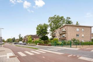 Dit appartement op de eerste verdieping links betreed je gemakkelijk met de trap (geen lift) en combineert <strong>ruimte, licht en bereikbaarheid</strong>. Vlak gelegen aan het station van Ekeren én de Fietsostrade, waardoor de Stad Antwerpen snel en vlot bereikbaar is — ideaal voor wie een vlotte woon-werkverbinding zoekt of graag de stad ontdekt. Je wagen, fiets of moto kan je gemakkelijk en veilig kwijt in je eigen garagebox.<br />De <strong>zeer grote, lichtrijke leefruimte</strong> vormt het hart van de woning en biedt alle mogelijkheden voor een gezellige zithoek en een ruime eethoek. De <strong>nieuwe keuken (2024)</strong> is volledig uitgerust met moderne toestellen, perfect voor wie graag kookt. Aansluitend is er een berging voor extra opslag van al uw boodschappen.<br />Het appartement beschikt over <strong>drie volwaardige slaapkamers</strong>, ideaal voor een gezin, thuiswerk of een hobbyruimte. De <strong>badkamer</strong> is voorzien van een <strong>bad</strong>, een<strong> toilet</strong> en een <strong>dubbel badkamermeubel</strong>, perfect voor drukke ochtenden.<br />Daarnaast is er nog een <strong>apart toilet</strong> aanwezig, wat het wooncomfort verhoogt.<br />Buiten geniet je van <strong>twee terrassen</strong>:
<ul>
<li><span>aan de <strong>voorzijde</strong> word je van <strong>’s morgens tot ’s middags</strong> door de zon begroet,</span></li>
<li><span>aan de <strong>achterzijde</strong> kan je ’s <strong>avonds</strong> heerlijk ontspannen in de avondzon.</span></li>
</ul>
Een woning die uitblinkt in licht, ruimte en bereikbaarheid — een ideale match voor wie comfortabel en praktisch wil wonen in Ekeren.<br />De gemeenschappelijke kosten bedragen +/- 180€/mnd. voor syndicus, reservekapitaal, blokpolis, elektriciteit gemene delen, enz...<br />Aarzel niet en kom dit appartement bezoeken. Gelieve hiervoor Toby te contacteren via e-mail <span>toby@tomgeenen.be</span> of telefonisch op het nummer 0476924224.<br /><br />
