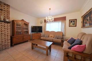 <p><span>Op zoek naar een woning die je helemaal naar eigen smaak kunt vormgeven? Deze open bebouwing uit 1960 in Heultje biedt een mooie combinatie van ruimte, een volledig omheinde tuin en een veelzijdig bijgebouw van circa 70 m². Met een bewoonbare oppervlakte van 155 m² (cfr. EPC) is dit een interessante kans voor wie graag de handen uit de mouwen steekt en zijn eigen woonideeën wil realiseren.</span></p><p><span>Op het gelijkvloers leidt de inkomhal naar een ruime leefruimte met zithoek en eetkamer. Daarnaast bevinden zich de keuken en een extra zitruimte, die mogelijkheden biedt voor een gezellige leeshoek, speelruimte of bureau. De badkamer is uitgerust met een ligbad, toilet en badkamermeubel. Een wasplaats met afzonderlijk gastentoilet vervolledigt deze verdieping.</span></p><p><span>Boven geeft de nachthal toegang tot twee ruime slaapkamers en een bijkomende kamer. Deze ruimte kan naar wens worden ingericht als kleinere kinderkamer, dressing of eventueel een tweede badkamer, afhankelijk van de technische uitwerking.</span></p><p><span>Ook buiten heeft deze eigendom heel wat te bieden. Het perceel van 1.005 m² geeft je volop ruimte om te tuinieren, te spelen en te ontspannen. Het bijgebouw van circa 70 m² is een bijzondere troef voor hobbyisten of wie extra opslag- en werkruimte zoekt. Ook voor een kleine zelfstandige kan het mogelijkheden bieden, afhankelijk van de gewenste activiteit en de nodige toelatingen.</span></p><p><span>De ligging in Heultje combineert een aangename dorpsomgeving met praktische voorzieningen. Lokale winkels, een basisschool en kinderopvang zijn in de omgeving aanwezig. Het aanbod aan speelplekken en groen in Westerlo maakt de locatie bovendien aantrekkelijk voor gezinnen.</span></p><p><span>Met een EPC-label F is een grondige energetische renovatie noodzakelijk. Dat biedt tegelijk de kans om de afwerking, indeling en het wooncomfort helemaal af te stemmen op jouw smaak en toekomstplannen.</span></p><p><span>Zie jij hier jouw toekomstige thuis? Kom de ruimte en mogelijkheden ontdekken tijdens een bezoek. Contacteer ons via 015 15 15 15 of </span><span>info@dupont-vastgoed.be</span><span>.</span></p>