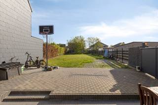 <p>Prix apd. Cette maison prête à emménager, dotée de pas moins de 5 chambres, a été entièrement rénovée (achèvement des travaux en 2025). L'isolation complète de la façade, la batterie domestique, les panneaux solaires et la climatisation ont permis à cette maison individuelle d'obtenir un certificat de performance énergétique (CPE) de classe B. <br /><br />Situation centrale à Affligem, à proximité des voies d'accès et de l'autoroute. Agencement comme suit : portail d'entrée menant à la porte d'entrée, très grand hall d'entrée avec, à droite, le spacieux salon donnant sur la rue. Au rez-de-chaussée, on trouve également une buanderie, des toilettes, un espace de vie ouvert et une cuisine avec vue sur le jardin. <br />Premier étage : salle de bains avec baignoire jacuzzi, douche à l'italienne, toilettes et meuble double vasque. Grand dressing pouvant également servir de chambre, 2 chambres supplémentaires. Deuxième étage : 2 chambres, une salle de bains supplémentaire avec baignoire-douche et un espace polyvalent central. <br />Les atouts majeurs de ce bien sont son emplacement central, sa disposition spacieuse et prête à emménager, la possibilité de le personnaliser, la climatisation ainsi que le chauffage au sol partiel et les radiateurs, la cuisine ultra-équipée, et bien sûr l'excellent rapport qualité/prix de cette maison.<br />Pour les plus rapides, c'est une perle rare dans notre gamme.<br />Veuillez répondre à l'annonce. Nous vous contacterons.</p>