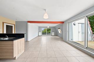 Dit appartement is gelegen in een afgesloten domein, voorzien van veel groen.<br />Het ligt op de 2e verdieping van deze villa appartementen die werden gebouwd tussen 2006 en 2009.<br />Het appartement heeft een oppervlakte van 121m² en beschikt over 3 slaapkamers en 2 badkamers.<br />1 badkamer is voorzien van dubbel lavabo en ligbad de tweede van een douchekamer met lavabo.<br />In de woonkamer heb je heel veel licht en beschikt je over een open keuken.<br />Aan de keuken grenst de berging en aan de living beschik je over 2 terrassen.<br />1 ruim terras met berging en 1 klein balkon.<br />Voor wie ruimte wil wonen in een kleine rustige residentie in het groen.<br /><br /><br /><br />Info@flameestate.be<br /><br /><br />.
