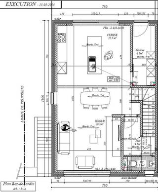 Trevi La Propriété À vendre : bel étage moderne de 231 m² répartis sur trois niveaux de 77 m² chacun, situé dans un quartier calme, proche du R3 et...