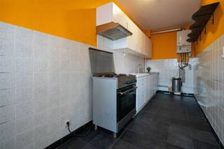 Bent u op zoek naar een goed gelegen appartement of een interessante investering? Dan kan dit pand zeker iets voor u zijn.Het appartement bevindt zich op de gelijkvloerse verdieping van een kleinschalig gebouw en heeft een praktische indeling. U komt binnen via de inkom-/nachthal, die toegang geeft tot de woonkamer, keuken, apart toilet, badkamer, twee slaapkamers en een extra ruimte die kan dienen als bureau of berging. Daarnaast beschikt het appartement over een terras en een privatieve kelder. De elektrische installatie is conform het AREI en de gemeenschappelijke kosten zijn laag.De ligging is gunstig, in de nabijheid van winkels en scholen, met voldoende openbare parkeermogelijkheden in de buurt.Interesse? Neem gerust contact op voor een bezoek.