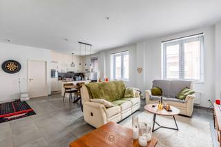In deze <strong>rustige residentie, gelegen in het centrum van Sint-Niklaas</strong>, bevindt zich dit aangename en ruime appartement met <strong>één slaapkamer.</strong><br /><br />Bij het binnenkomen betreedt u de<strong> lichtrijke woonkamer,</strong> die dankzij de grote lichtinval een aangenaam gevoel van ruimte biedt. De woonkamer beschikt bovendien over een praktische <strong>inbouwkast. </strong>De keuken is volledig uitgerust met de nodige toestellen. Aansluitend is er een ruime berging, ideaal voor extra opbergruimte.<br />Het appartement beschikt over <strong>één ruime slaapkamer en een comfortabele badkamer</strong> met inloopdouche en lavabo. Daarnaast is er een afzonderlijk toilet.<br /><br />Dankzij de <strong>aanwezige verlichting en gordijnen</strong> is het appartement volledig instapklaar en kan u er meteen uw nieuwe thuis van maken.<br />Hoewel het appartement niet over een privéterras beschikt, kunnen bewoners gebruikmaken van de<strong> aangename gemeenschappelijke tuin van de residentie, </strong>een fijne plek om in alle rust te genieten. Op verdieping -1 beschikt het appartement bovendien over een <strong>eigen autostaanplaats.<br /><br />Huurprijs: € 850/maand</strong> (inclusief onkosten en autostaanplaats)<br />Het appartement is energiezuinig en beschikt over aparte tellers voor water, gas en elektriciteit. <br />Beschikbaar vanaf <strong>1 november 2026.</strong><br /><br /><strong>Een bezoek is uitsluitend mogelijk na afspraak, via e-mail op cvg@claves.be of telefonisch via 03/502.98.74.</strong>