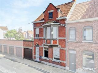 <p><span>Te renoveren woning met authentieke gevel in het centrum van Izegem</span></p><p><span>In de Sint-Crispijnstraat, een rustige straat met een uiterst centrale ligging in Izegem, bevindt zich deze karaktervolle woning uit 1929. De authentieke gevel vormt een bijzondere meerwaarde en biedt een uitstekende basis voor wie deze woning wenst te renoveren tot een hedendaagse en stijlvolle woonst.</span></p><p><span>Indeling</span></p><p><span>De woning beschikt over een verzorgde inkomhal die toegang biedt tot de ruime leefruimte. Deze leefruimte laat toe om een comfortabele woon- en eetkamer te creëren. Aansluitend is er ruimte voorzien voor de inrichting van een keuken met praktische berging.</span></p><p><span>Op de eerste verdieping bevinden zich drie ruime kamers, waarvan één kan worden ingericht als badkamer. De zolderverdieping, bereikbaar via een vaste trap, biedt de mogelijkheid tot het creëren van twee bijkomende kamers, bijvoorbeeld als extra slaapkamers, bureau of hobbyruimte.</span></p><p><span>Verder beschikt de woning over een aangename tuin.</span></p><p><span>Troeven</span></p><ul><li><span>Authentieke woning uit 1929 met karaktervolle gevel</span></li><li><span>Te renoveren met aanzienlijk potentieel</span></li><li><span>Drie slaapkamers met uitbreidingsmogelijkheden op zolder</span></li><li><span>Tuin en garage</span></li><li><span>Rustige en centrale ligging in Izegem</span></li></ul><p><span>Interesse?</span><span><br />Voor meer informatie of het plannen van een bezoek kunt u contact opnemen via </span><span>info@property-vastgoed.be</span></p>
