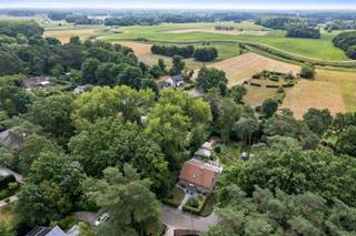 Charmante woning op een ruim perceel van 1273 m² en op een uitstekende locatie te Keerbergen. Bij binnenkomst betreedt u een lichtrijke leefruimte...