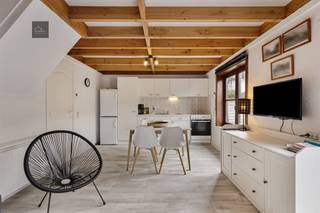 <p>Maison de vacances spacieuse avec 2 chambres, jardin et emplacement.</p><p> Découvrez cette maison de vacances spacieuse, confortable et modernisée avec 2 chambres à coucher, un jardin et un emplacement à Bredene. <br />Idéalement située à deux pas de la plage et de la mer, mais aussi à proximité du tram, de la route côtière, d'Ostende, de l'E40, de la gare...</p><p>Cette propriété est idéalement située dans le parc tranquille "Zeebos". Vous pouvez entrer en voiture et conduire jusqu'à votre maison de vacances où une place de parking est fournie, appartenant à votre maison.</p><p>Layout:<br />La maison est située à 100 mètres de l'entrée du domaine. Dans un endroit très calme, dans la boucle du parc. Vous n'êtes donc pas gêné par la route et/ou les voisins vers l'entrée du parc, autres que les maisons du côté de la rue. Vous arrivez donc directement dans votre oasis de calme.</p><p>Nous trouvons le hall d'entrée, la salle de bains, les toilettes, l'espace de vie ouvert et spacieux où se trouve la cuisine, les sols ont été remplacés par un stratifié moderne. Les fenêtres s'ouvrent sur votre propre jardin où il n'y a pas de vue sur les autres chalets. Votre propre coin de paix et de tranquillité au bord de la mer. En montant à l'étage, on trouve deux autres chambres spacieuses et douillettes sous le toit, assez grandes pour accueillir chacune un lit double.</p><p>A l'extérieur, il y a un grand espace de rangement pour le matériel de jardinage et les vélos. (machine à laver...) <br />Fournisseur au choix, l'électricité est comprise dans les frais de syndic, l'eau est individuelle.<br />La propriété est vendue meublée.<br />Domicile possible.</p><p>Chauffage : électrique, céramique (économique)</p><p>La haute clôture extérieure entourant le terrain offre beaucoup d'intimité supplémentaire.</p><p>Cette propriété est l'ultime opportunité d'acheter une maison de vacances, qui est également située au calme dans un domaine propre.</p><p>Pour plus d'informations ou une visite :</p><p>karel@home4you.be<br />0470342025</p><p>disponible 7/7, également en dehors des heures de bureau.</p>