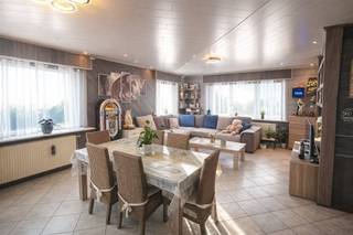 Ontdek deze vrijstaande woning in een rustige, doodlopende straat, gelegen op een ruime kavel van 735 m². Binnenin geniet je van drie...