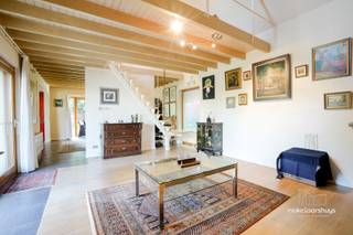 Deze rustig gelegen open bebouwing werd gebouwd in 2001 op een perceel van 612 m². De woning beschikt over een bewoonbare oppervlakte van 167 m².<br /><br />We betreden de woning via de inkomhal met aansluitend de garage. Hier bevinden zich eveneens een praktische wasruimte, een douche en heel wat opbergruimte.<br /><br />Verder komen we in de gezellige en lichtrijke leefruimte met mezzanine. Via het schuifraam hebben we rechtstreeks toegang tot het eerste terras. Aansluitend bevindt zich de eetruimte met een ruime, open keuken.<br /><br />Via de stijlvolle trap bereiken we de mezzanine, een veelzijdige ruimte die perfect kan worden ingericht als gezellige zithoek, bureau of hobbyruimte.<br /><br />Verder bevindt zich hier de slaapkamer met ensuite badkamer. De badkamer is uitgerust met een ligbad, twee wastafels en toilet. Daarnaast is er een douche voorzien die nog verder afgewerkt dient te worden.<br /><br />Aan de achterzijde van de woning bevindt zich een tweede terras, waar je in alle rust van de groene tuin kunt genieten.