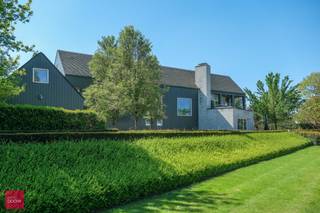 Inkomhal, ruime living, ingerichte keuken, bijkeuken, bureau, 4 slaapkamers (waaronder master bedroom met dressing, sanitair en zonneterras),...