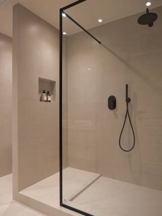Dit ruime en lichtrijke appartement met 3 volwaardige slaapkamers is gelegen op een centrale en aangename locatie aan de rand van Malle-Sint-Antonius.<br /><br />De grote raampartijen zorgen doorheen het appartement voor een overvloed aan natuurlijk licht en creëren een open en aangename woonsfeer. De ruime leefruimte sluit aan op het terras, waar je in alle rust geniet van een mooi uitzicht op het groen.<br /><br />Het appartement beschikt over drie volwaardige slaapkamers. De master bedroom is voorzien van een ingemaakte dressing, wat zorgt voor extra comfort en praktische opbergruimte.<br /><br />Dankzij de doordachte indeling, de royale ruimtes en de combinatie van licht, rust en bereikbaarheid vormt dit appartement een bijzonder aangename thuis. Ideaal voor wie ruim en comfortabel wil wonen op een centrale locatie, maar eveneens interessant als investering.<br /><br />Een garagebox is beschikbaar voor €30.000.