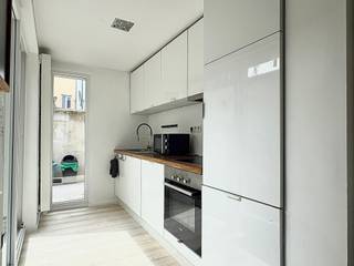 <p><span>Ben je op zoek naar een instapklare woning op een rustige ligging in Gent? Dan is deze charmante woning in de Klapeksterstraat 17 zeker een bezoek waard. Dankzij de renovatie in 2017 combineert de woning hedendaags comfort met een gezellige uitstraling.</span></p>
<p><span>Bij het binnenkomen kom je terecht in de aangename leefruimte die aansluit op de praktische keuken. De woning beschikt verder over drie volwaardige slaapkamers, ideaal voor gezinnen, thuiswerk of extra hobbyruimte. De badkamer is uitgerust met een douche en wastafel en biedt alle nodige comfort.</span></p>
<p><span>Achteraan bevindt zich een zonnige koer waar je in alle rust kan genieten van het mooie weer of gezellig kan ontspannen.</span></p>
<p><span>De woning geniet bovendien van een gunstige ligging nabij winkels, openbaar vervoer, scholen en belangrijke invalswegen, waardoor je vlot verbonden bent met het centrum van Gent en omliggende gemeenten.</span></p>
<p>Interesse? Neem snel contact op met Thomas op het telefoonnummer 0474 26 27 58 of via info@vicusvastgoed.be.</p>