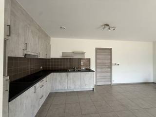 <div><strong>Modern en recent appartement binnen residentie 't Dorp gelegen midden in de dorpskern van Vorst-Laakdal</strong><br /><br /><span>Het appartement is als volgt ingedeeld:<br /></span> <br />+ Inkomhal met toegang tot het terras en leefruimte<br />+ Ruime leefruimte met veel lichtinval en aangrenzende L-vormige open keuken<br />+ Nachthal<br />+ Apart toilet<br />+ Badkamer bestaande uit ligbad met douchemogelijkheid en lavabomeubel met dubbele lavabo<br />+ Slaapkamer1<br />+ Slaapkamer 2<br />+ Ruime berging/wasplaats met aansluiting WM/DK en uitgietbak<br />+ Aangenaam en ruim zonneterras!!<br /><br />De ondergrondse autostaanplaats (nr 15) en kelderberging (nr 7) zijn verplicht bij aan te kopen aan 16.000 € excl. aankoopkosten.<br /><br /><span>Elektrische installatie conform het AREI!!!</span><br /><br />G-score en P-score: B.<br /><br />Lift is aanwezig in het gebouw. <br /><br />EPC: 108,14 kWh/m² UC: 13053-G-2014/00007/EP15431/A001/D01/SD009. <br /><br />Verwarming op aardgas.<br />Balansventilatie systeemtype D aanwezig.<br /><br />Residentie 't Dorp geniet van een uitstekende ligging in het centrum van Vorst-Laakdal. Winkels, scholen, horecazaken, sportfaciliteiten en openbaar vervoer bevinden zich op wandelafstand van het appartement.<br /><br />Daarnaast zorgt de nabijheid van de E313 voor een vlotte verbinding richting Geel, Tessenderlo-Ham, Herentals, Hasselt en Antwerpen, wat deze locatie bijzonder interessant maakt voor pendelaars.</div>