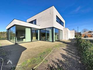 Deze villa werd afgewerkt met hoogwaardige en verfijnde materialen en straalt klasse uit vanaf het eerste moment. De imposante inkomhal met...